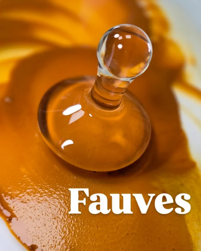 ACTE 3 DU VOYAGE CHROMATIQUE
Nous avons eu la tête tournée vers la lumière avec les JAUNES, nous avons senti notre cœur palpiter avec les ORANGES, avec les FAUVES nous allons ancrer notre corps en profondeur dans la matière.

Dans la box de MARS on retrouve 3 pigments pour les aquarelles et 2 invitations pour les encres végétales. Une exploration riche de formulations.

J’ai nommé cette palette du mois de mars ‘FAUVE’ en référence à la teinture végétale. En raison de la très grande diversité de colorants à l’état naturel qui produisent des couleurs pouvant aller du jaune à l’orange au rouge. Les couleurs intermédiaires entre ses 3 grandes couleurs sont nombreuses. La couleur fauve désigne, sans précision, un groupe de couleurs brunes, ocre orangé ou rougeâtres rabattues pouvant évoquer la teinte du pelage de certains animaux sauvages. Dans les arts décoratifs, on parle de couleurs Acajou, d’Auburn...

POUR CE MOIS DE MARS

Je ressens comme un appel à nous enraciner. 
 2 voies me sont apparues et sont proposées aux pionnières du programme #PAINT&PAINTING.

IL EST POSSIBLE DE REJOINDRE LE PROGRAMME CHAQUE MOIS.

Nous profiterons de ce mois de mars, entre Terre-Mère et Vie Sauvage, pour avancer à pas stables jusqu’à l’arrivée du printemps. On prend le temps de se balader en forêt, d’apprécier les matins frais, de contempler les premiers végétaux s’éveiller et la petite faune pointer son nez!

#purepigment#pureconsciousness#couleursnaturelle#colorsfull#artetscience#artistic#artisanat#savoirsfaire#encresvegetales#colorants#peintureintuitive#aquarelle#watercolour#communauté#coloisamedicine#programme